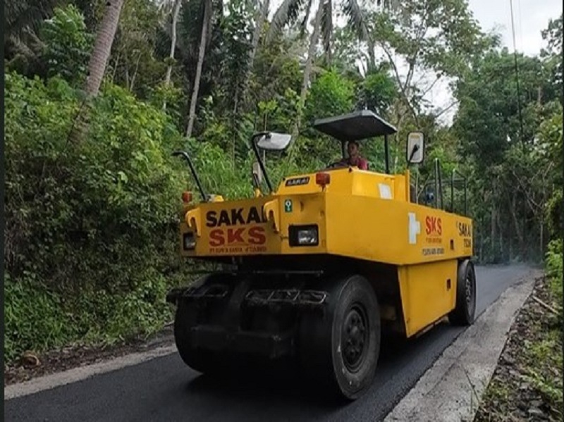PERBAIKAN: Tim perbaikan jalan melakukan pengaspalan jalan kabupaten di wilayah Kapanewon Kokap.