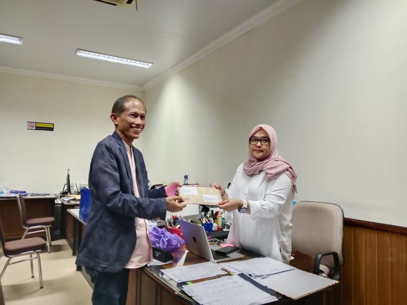 PEDULI: Penyampaian surat terbuka oleh KIKA kepada UNY untuk memulihkan hak pendidikan Perdana Arie Senin (16/3).