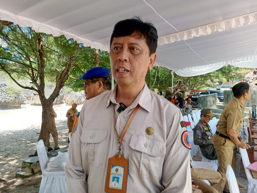 Kalaks BPBD DIJ Agustinus Ruruh Haryata sedang memberikan keterangan kepada wartawan di Pantai Siung.