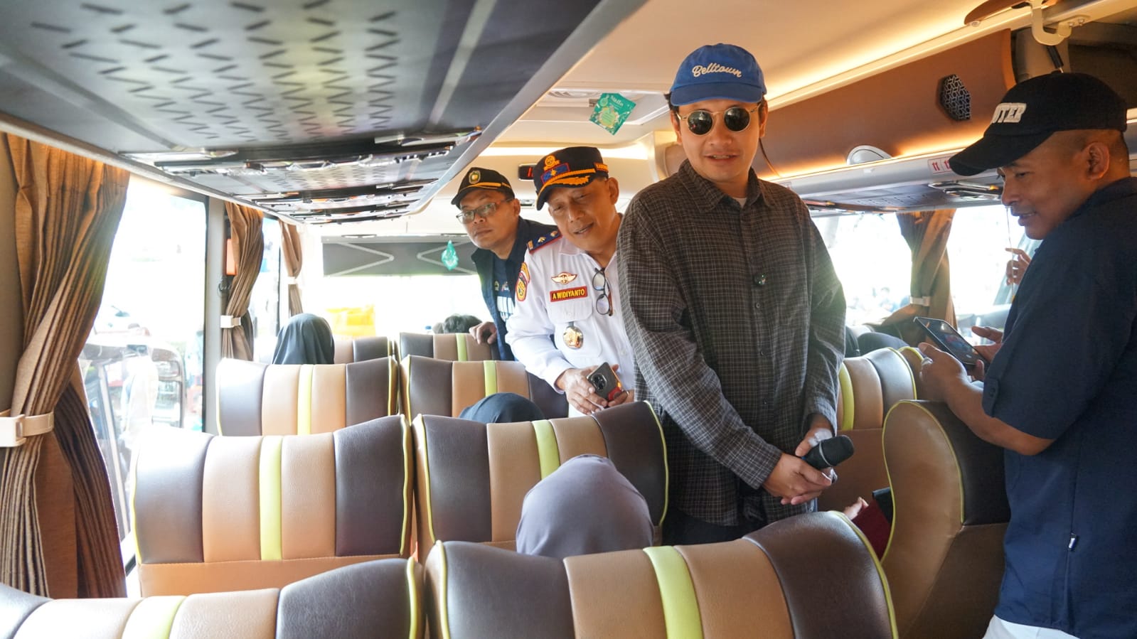 Wakil Bupati Purworejo Dion Agasi Setiabudi ikut melepas peserta mudik gratis dari pemerintah. Rombongan pemudik diberangkatkan dari TMII, Jakarta, Senin (16/3). (Dokumentasi Prokopim Purworejo)