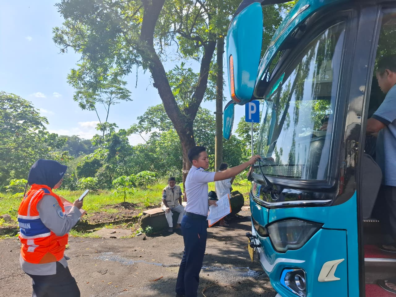 Petugas memeriksa seluruh bodi bus dan administrasi untuk memastikan laik jalan.  &nbsp;