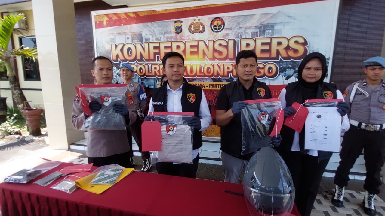 BARANG BUKTI: Kasatreskrim Polres Kulon Progo menunjukkan motor yang digunakan pelaku.&nbsp;