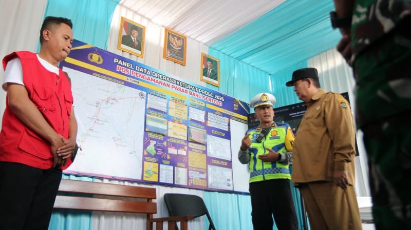 MENINJAU: Bupati Kulon Progo mengunjungi Pos Pengamanan Lebaran dan sempat bercengkrama dengan petugas.&nbsp;