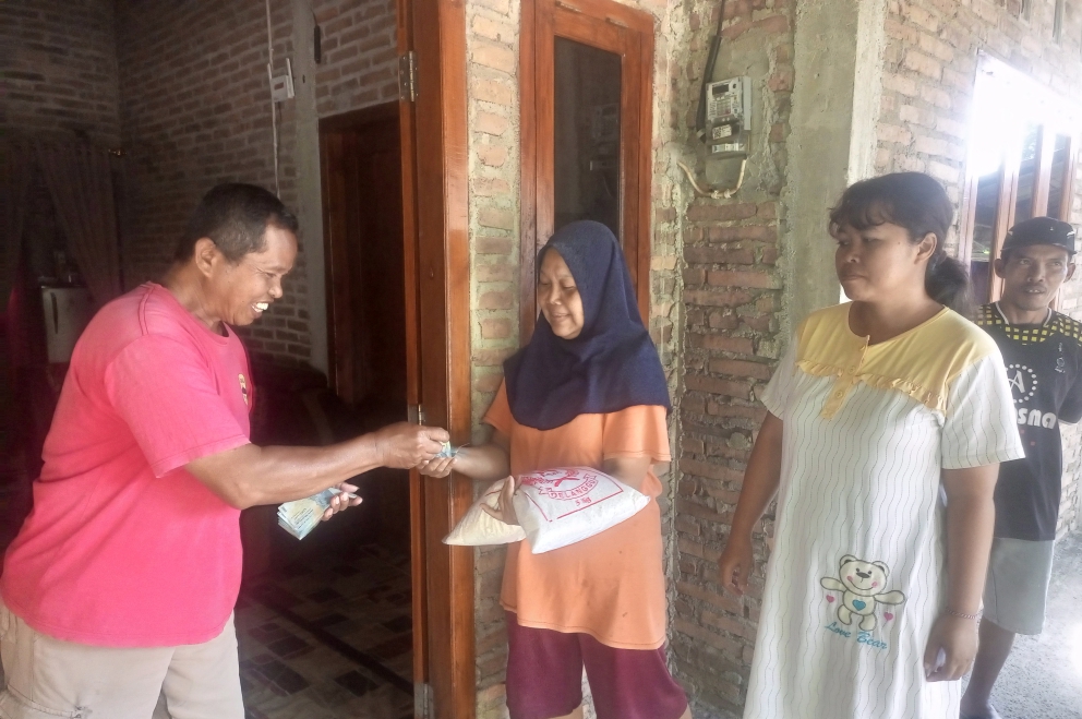 Pengelola destinasi wisata Punthuk Setumbu membagikan THR kepada warga sekitar, Senin (16/3/2026).