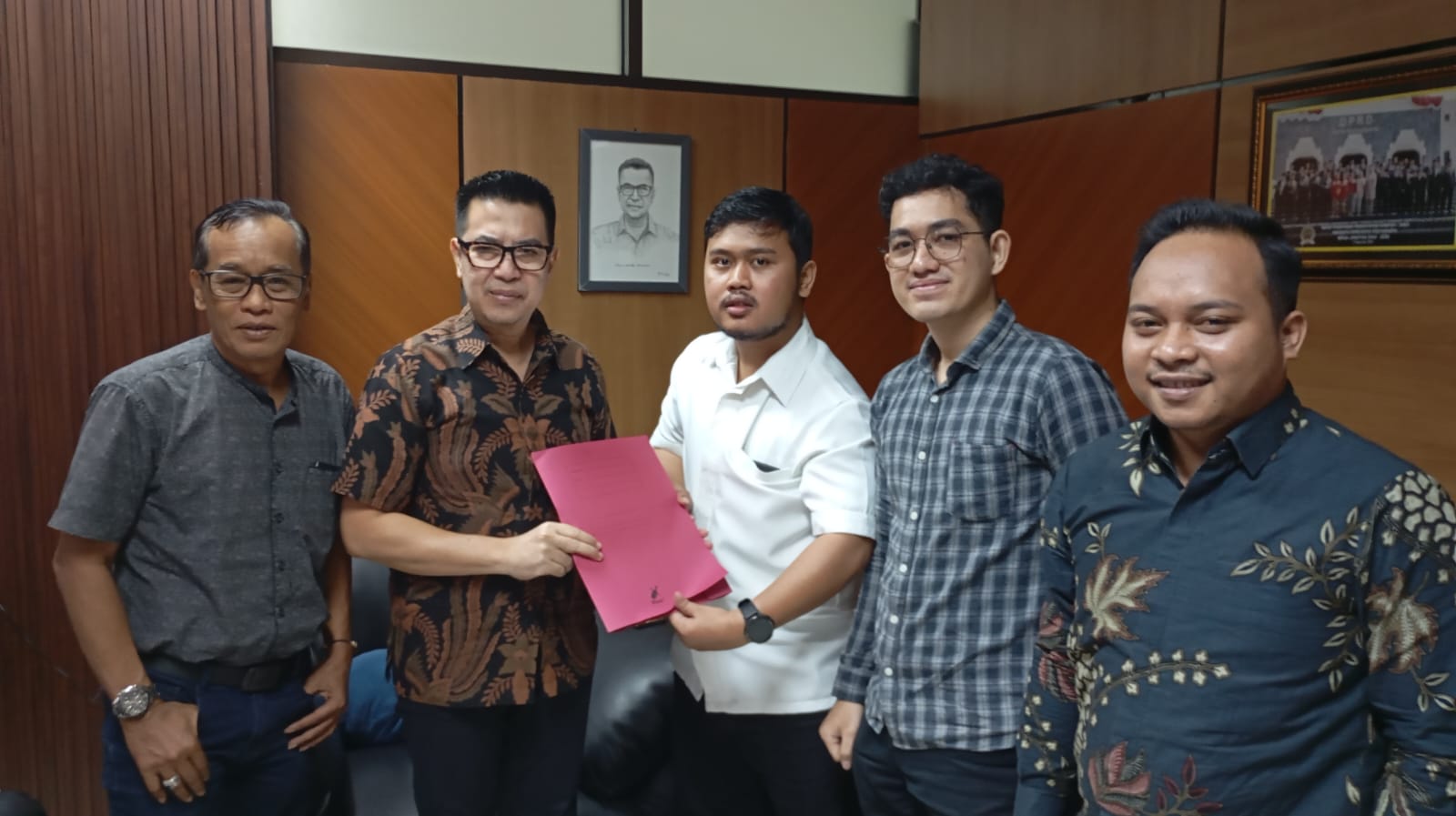 Tim kuasa hukum siswi disabilitas korban pencabulan oknum guru ASN saat memberikan permintaan dukungan kepada legislatif, Senin (16/4/2026). 