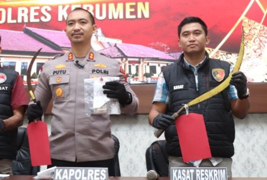 Kapolres Kebumen menunjukkan barang bukti Sajam yang digunakan bentrok antargeng remaja