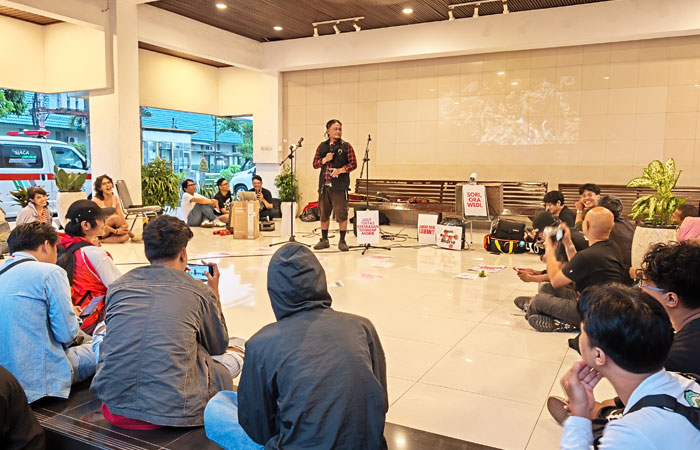 Sesi orasi politik dan open mic yang digagas Forum Cik Di Tiro dan Jogja Memanggil, sebagai aksi solidaritas terhadap aktivis Andrie Yunus yang disiram air keras.