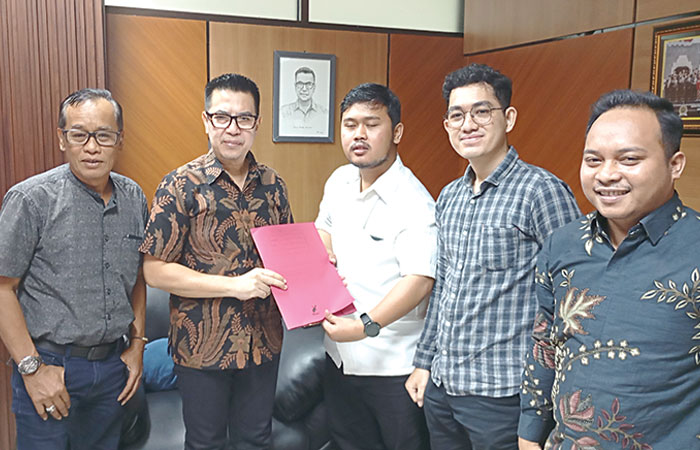 MINTA DUKUNGAN: Tim kuasa hukum siswi disabilitas korban pencabulan oknum guru ASN saat memberikan permintaan dukungan kepada legislatif, Senin (16/4/2026).