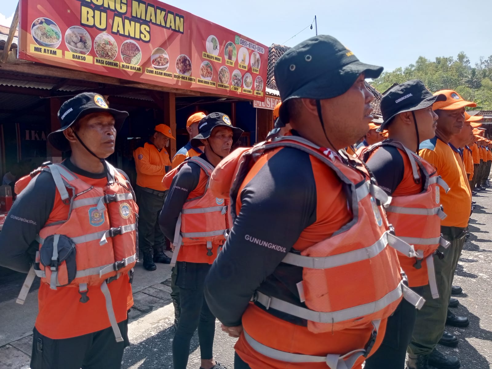 APEL: 328 Personil Satlinmas Rescue Istimewa mengikuti apel kesiapsiagan pengamanan wisata di Pantai Siung Kalurahan Purwodadi Kapanewon Tepus Gunungkidul pada Senin pagi (1