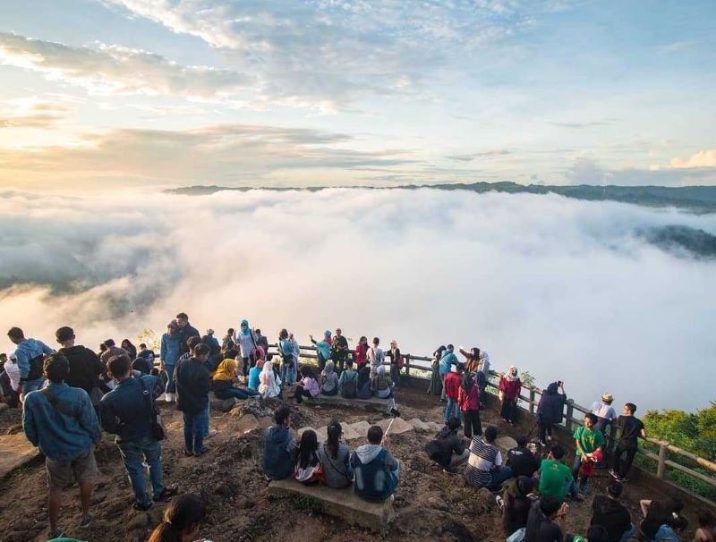 JUJUKAN WISATA: Wisatawan sedang menikmati spot ikonik di Kebun Buah Mangunan.