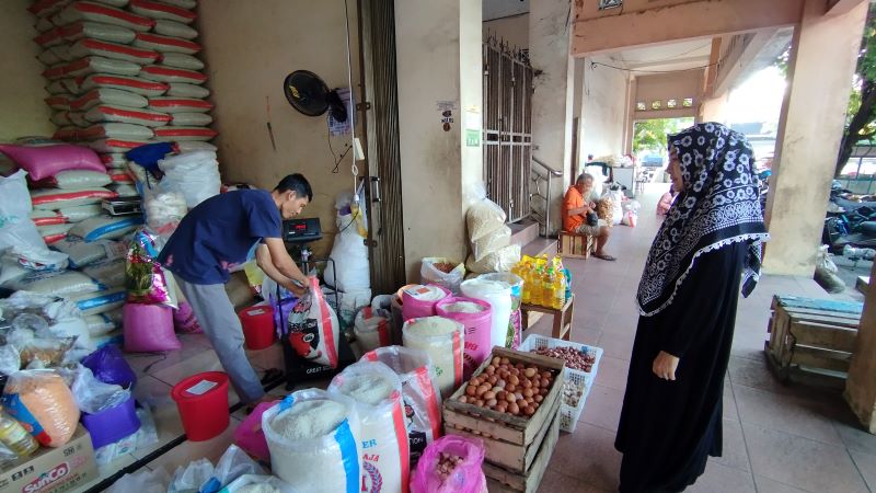 Penjual sembako di Pasar Bantul sedang melayani pembeli Selasa (17/3)