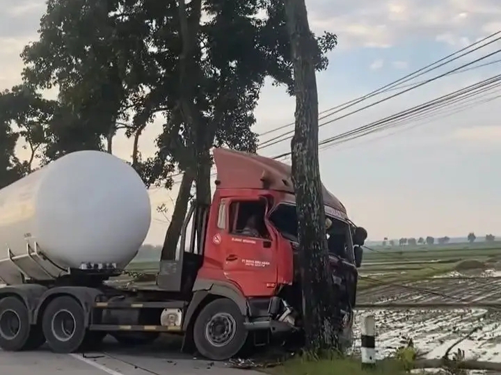 Truk Pertamina pengangkut gas elpiji terlibat kecelakaan di Jalur Alang-alang Amba atua di dekat Rumah Makan Margiosari, Kecamatan Karanganyar. (Istimewa)