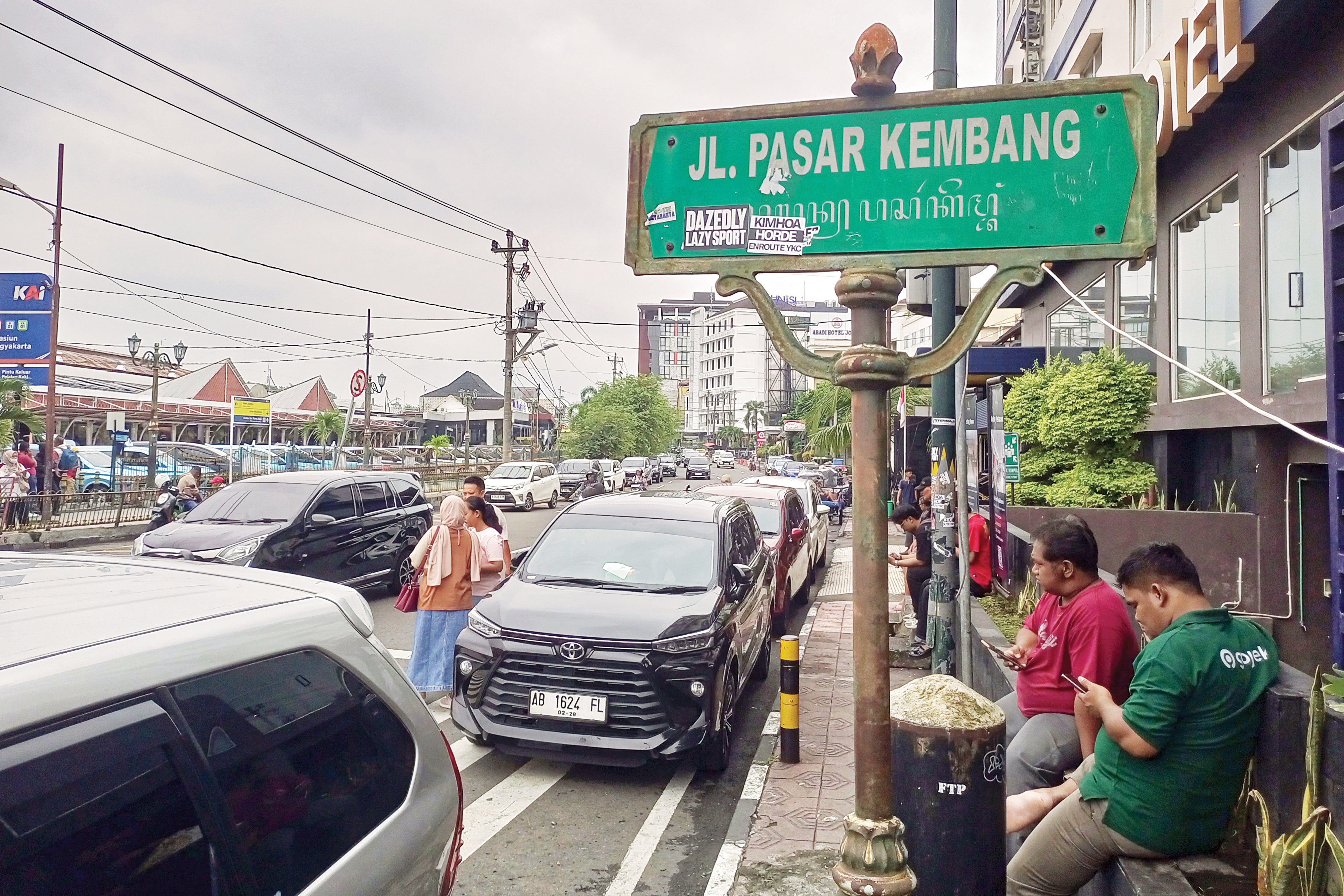 SALAH PARKIR: Suasana bahu jalan di Jalan Pasar Kembang, Jogja, yang dijadikan parkir kendaraan bermotor terutama mobil, beberapa waktu lalu.