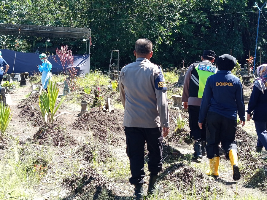 EKSHUMASI: Tim forensik Polda Jateng saat melakukan proses pembongkaran makam di Kecamatan Dukun, Selasa (17/3/2026).
