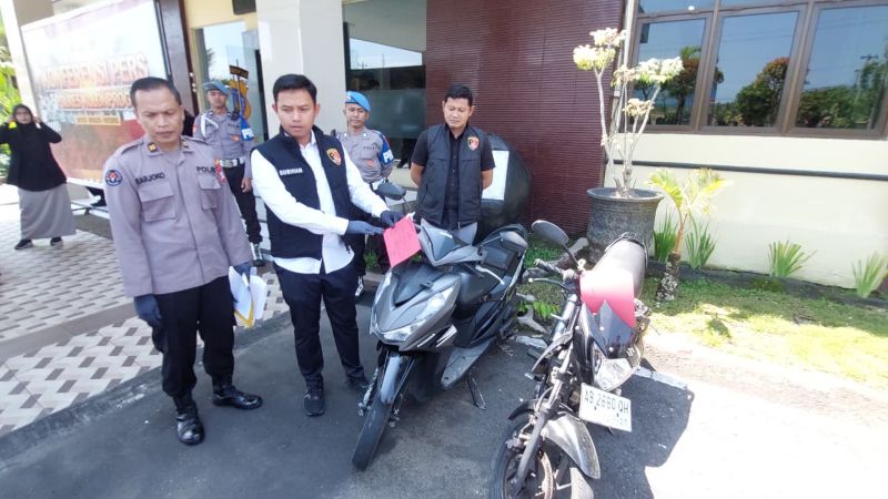 BARANG BUKTI: Kasat Reskrim Polres Kulon Progo memperlihatkan sepeda motor hasil curian.&nbsp;