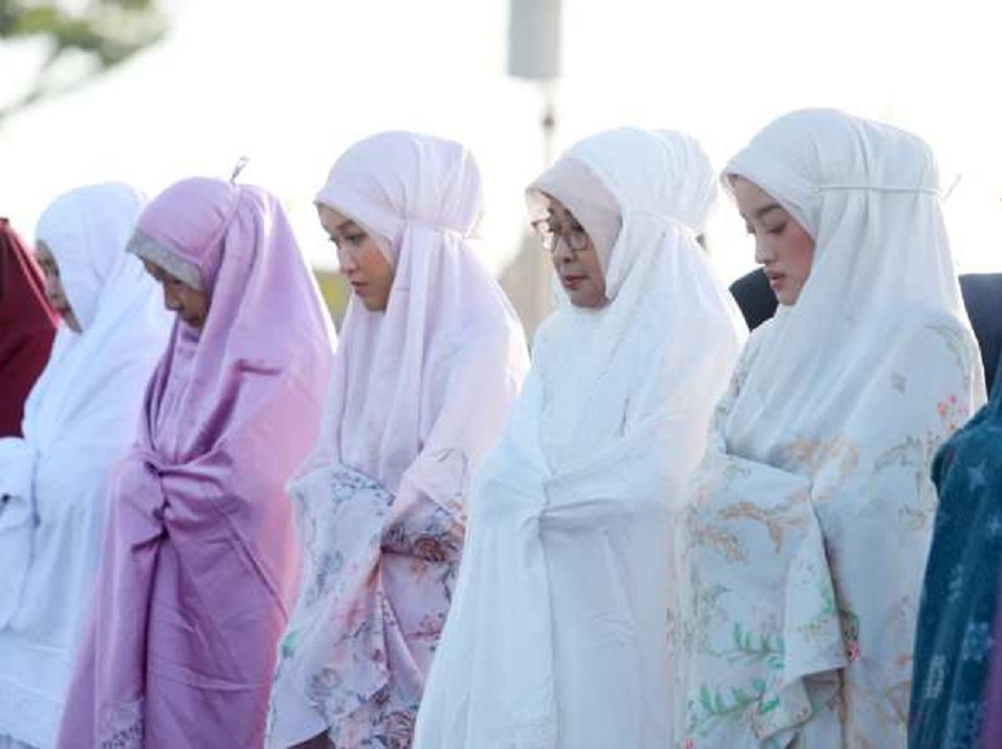 IBADAH : Bupati Kebumen Lilis Nuryani bersama keluarga mengikuti salat Idul Fitri berjamaah di Alun-alun Pancasila. (Dokumentasi Prokopim Kebumen)