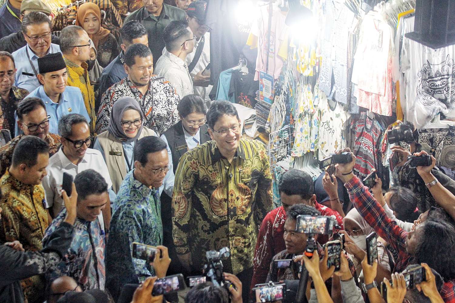 RAMAI: Menteri Keuangan Purbaya Yudhi Sadewa didampingi Gubernur DIY Hamengku Buwono X saat melakukan kunjungan kerja di Pasar Beringharjo, Jogja, kemarin (17/3). 