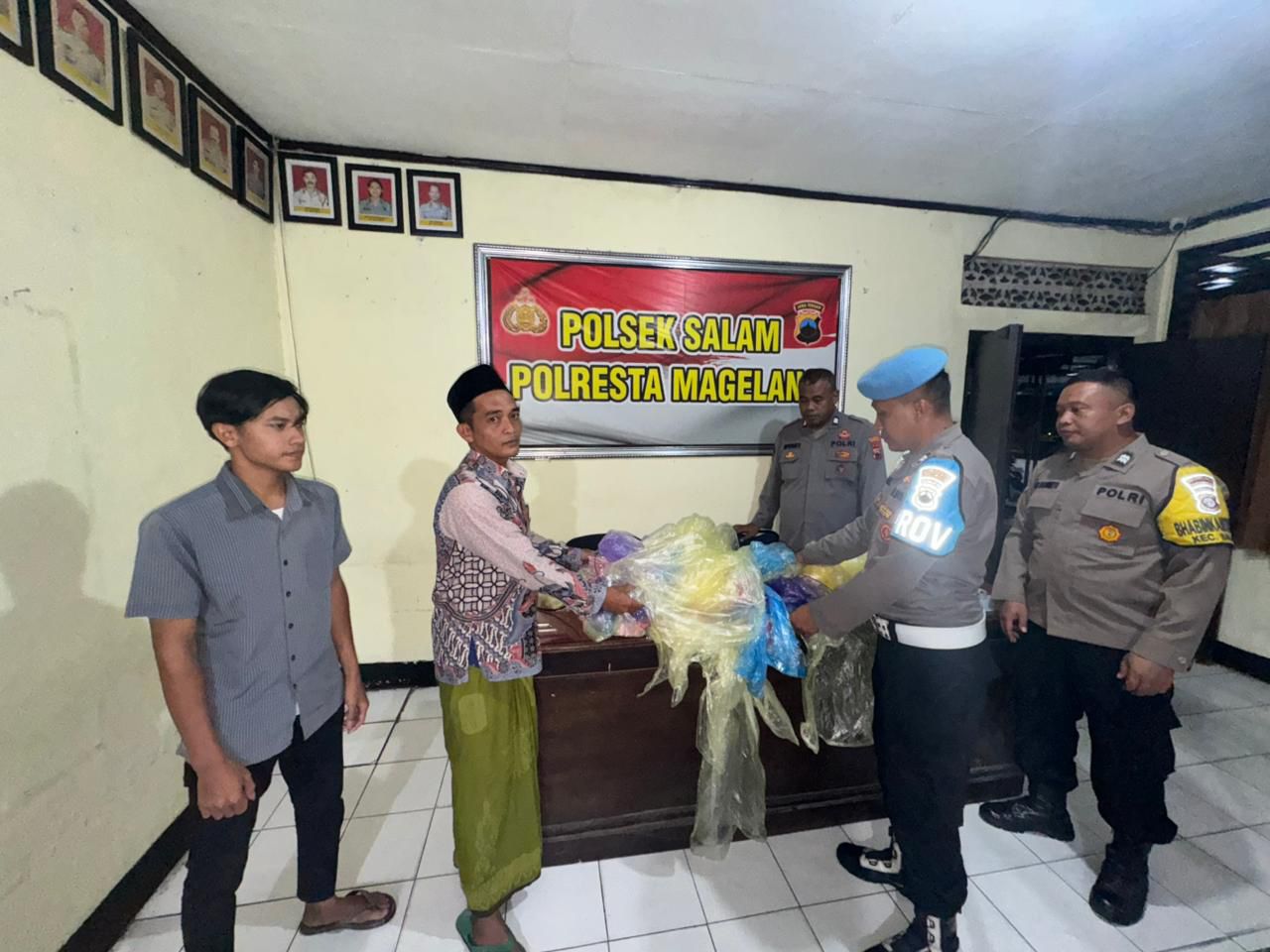 Warga Desa Kadiluwih menyerahkan puluhan balon udara kepada Polsek Salam, Minggu (15/3).