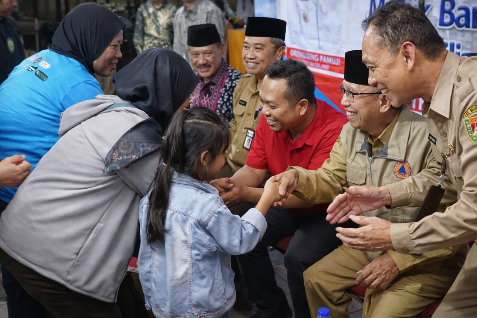 Ratusan pemudik asal Kabupaten Magelang tiba di Terminal Secang, Senin (16/3) malam.