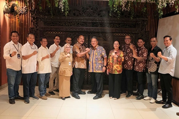 Para pengurus KONI DIY saat bertemu KONI Jateng