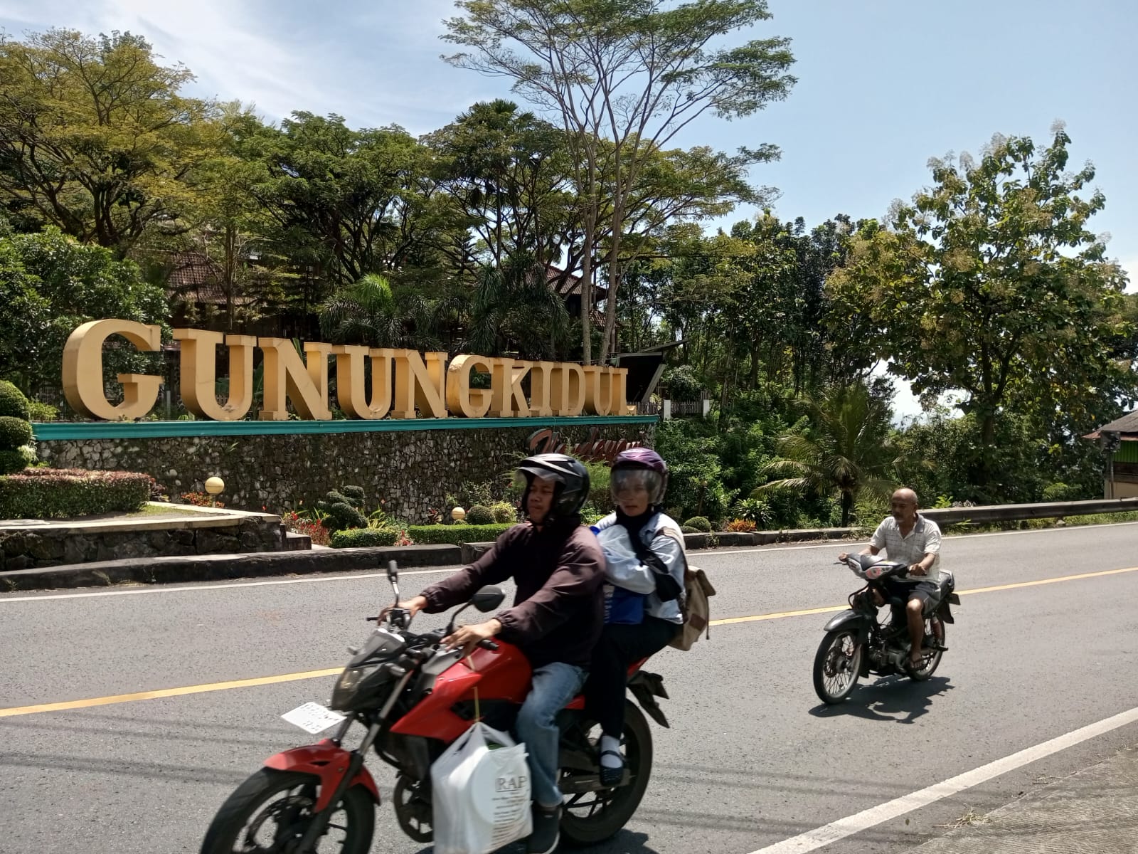Pemudik sedang melintas di jalan Patuk sebelum tanjakan Slumprit
