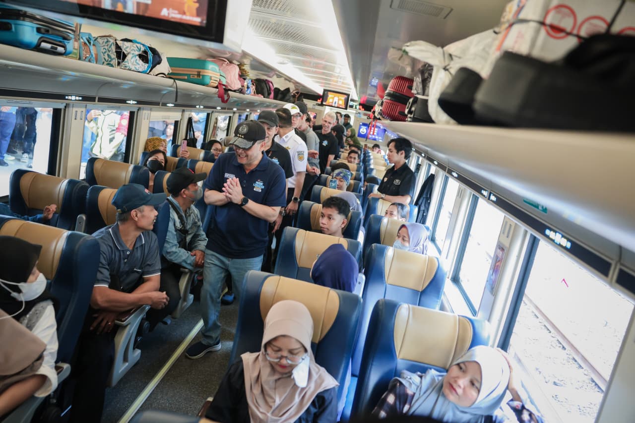 Gubernur Jawa Tengah Ahmad Luthfi melepas pemudik dengan kereta api