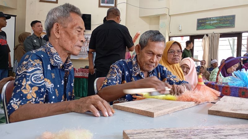 FOKUS: Para lansia penghuni RPSLUT Budi Dharma, Giwangan, Kota Jogja saat membuat karya, Jumat (13/3).