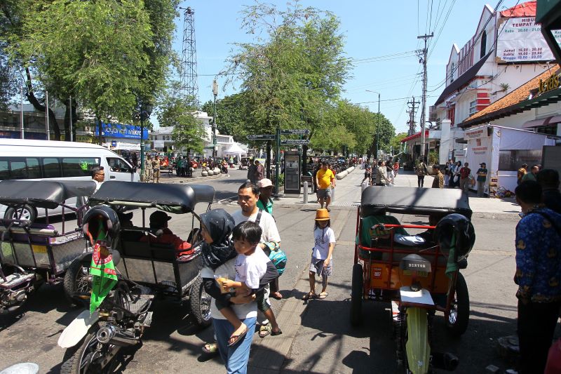Wisatawan melintas di kawasan semi pedestrian Malioboro, Kota Jogja Selasa (17/3).