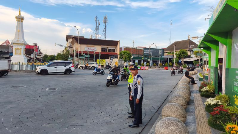LENGANG: Petugas pos pantau pengamanan di kawasan Tugu Pal Putih Jogja Rabu (18/3).