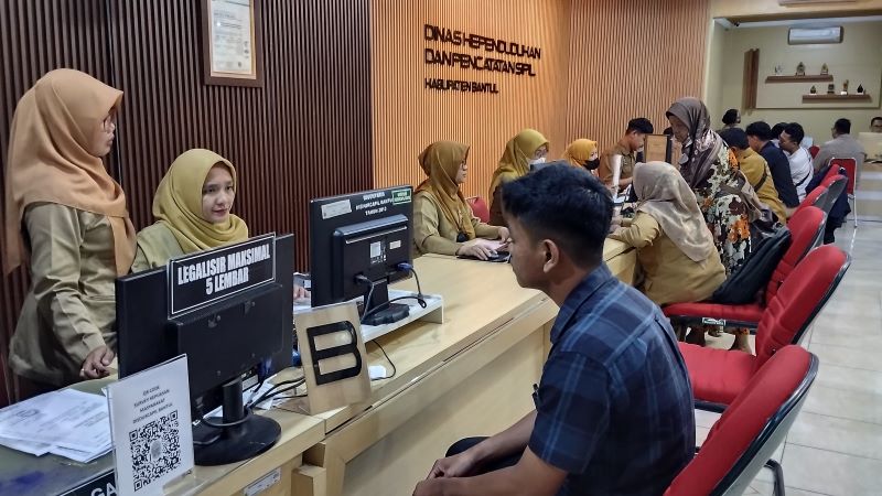 BERIKAN YANG TERBAIK: Beberapa pegawai Disdukcapil Kabupaten Bantul stand by di loket pelayanan adminduk. Layanan ini dimanfaatkan warga untuk membuat atau memperbaiki berbagai dokumen adminduk.