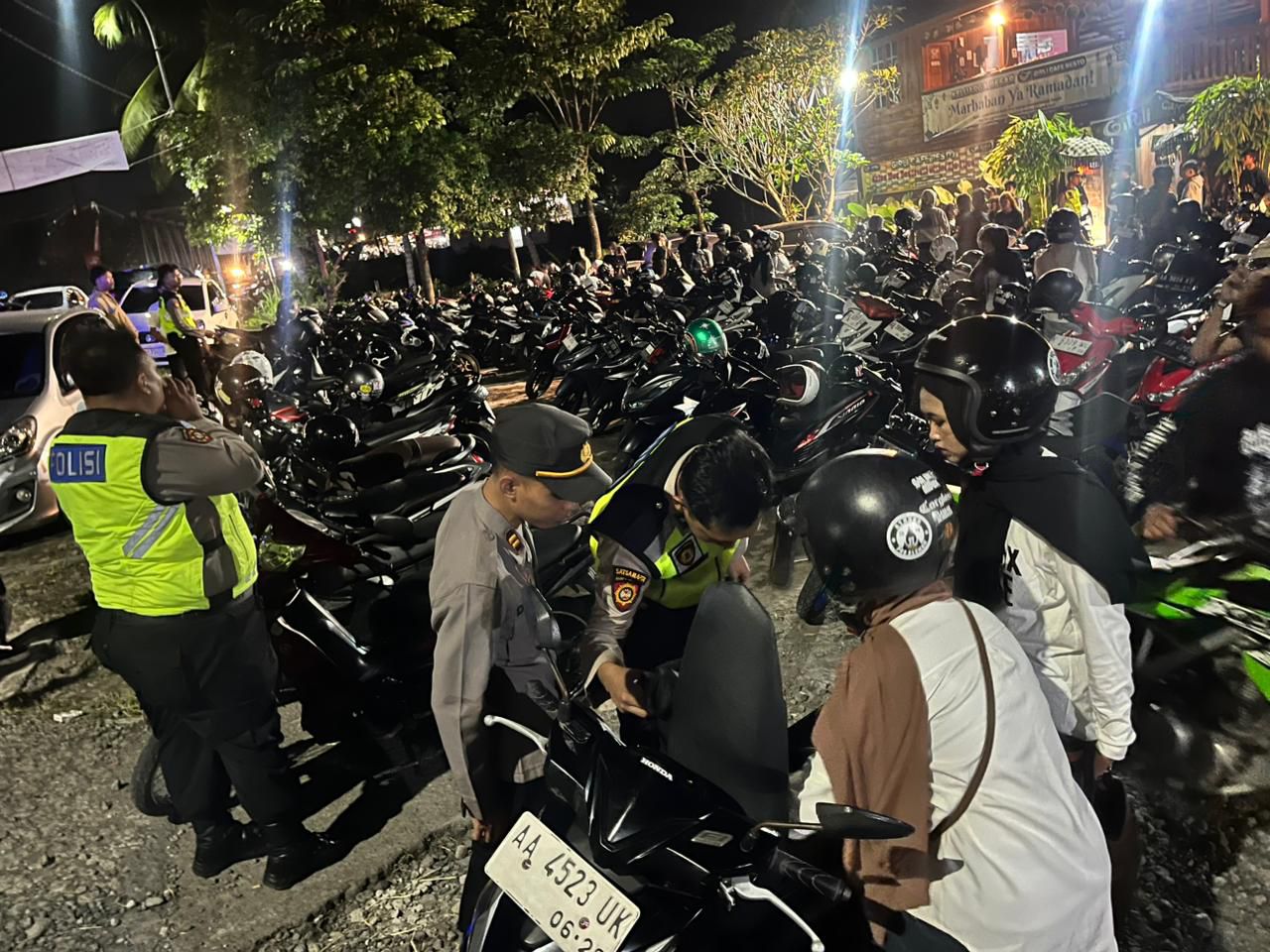 Polisi membubarkan pesta miras berkedok bukber dan menggiring belasan pelajar ke Mapolresta Magelang, Selasa malam (17/3/2026).