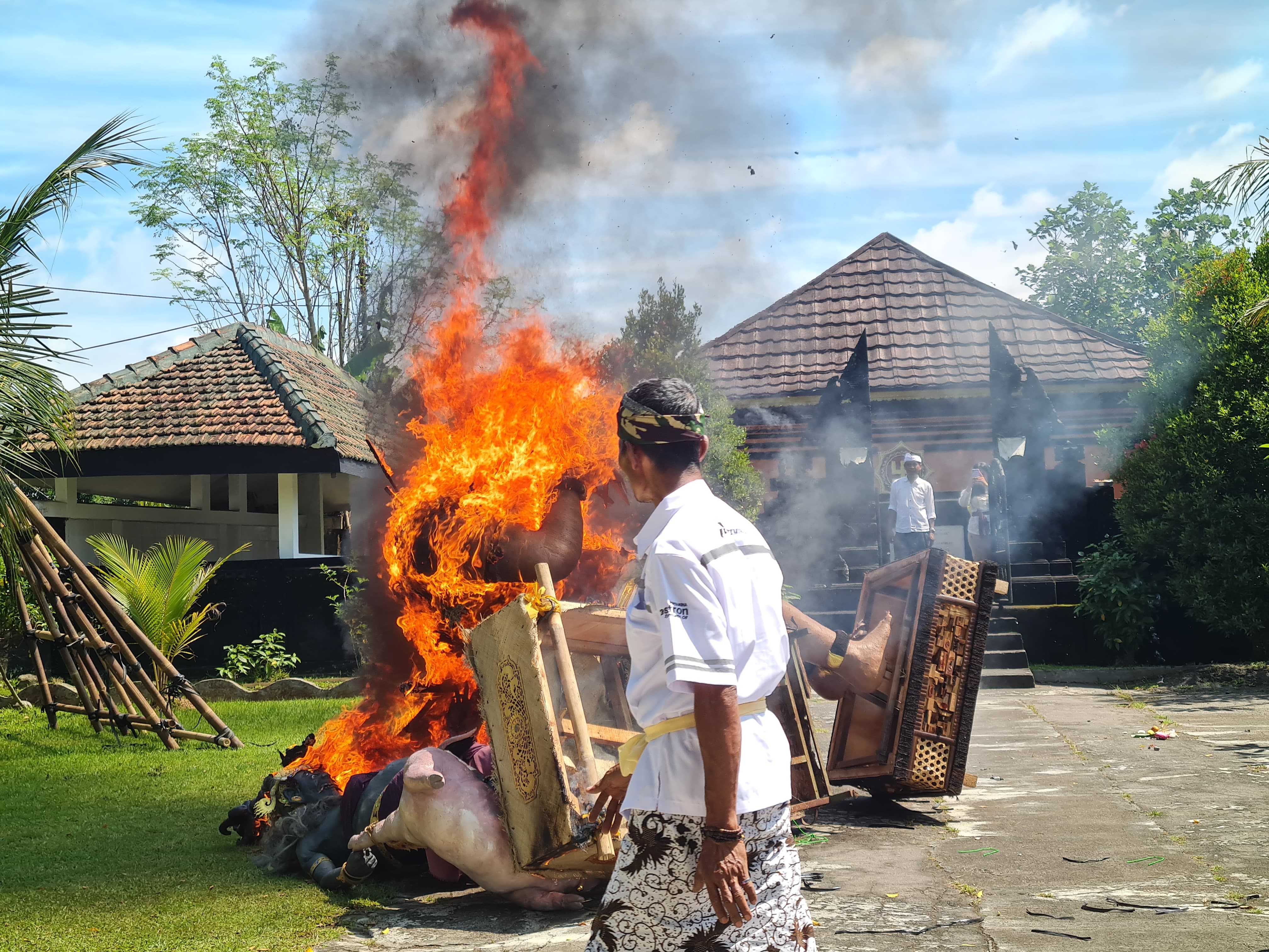 Umat Hindu di Magelang menyelenggarakan upacara Tawur Kesanga dengan membakar ogoh-ogoh di Pura Wira Bhuana, Rabu (18/3/2026).