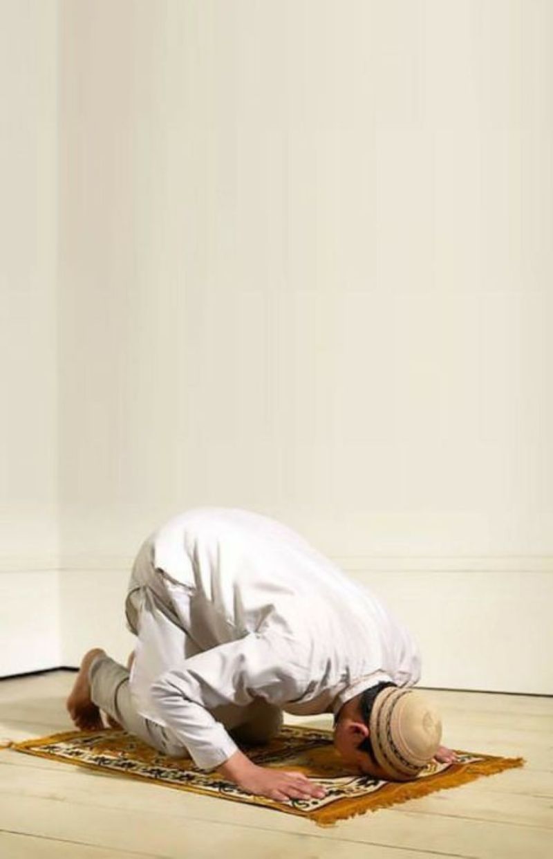 Sholat Ied sendirian di rumah.