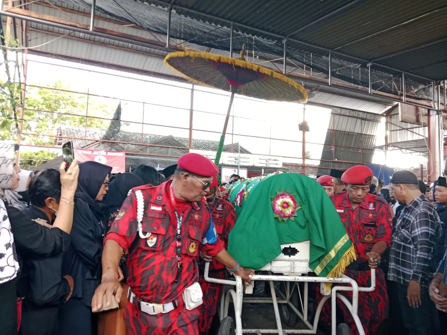 PROSES PEMAKAMAN: Koeswanto, Sekretaris Komisi C DPRD DIJ meninggal dunia di RSA UGM,&nbsp;Kamis (19/3/2026).
