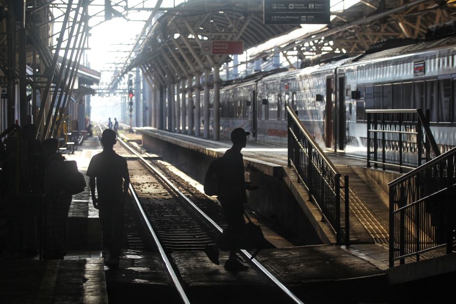 Pemudik kereta api tiba di Stasiun Tugu, Kota Jogja, Kamis (19/3/2026). Puncak arus balik di stasiun tersebut diprediksi akan terjadi pada 28-29 Maret 2026. 