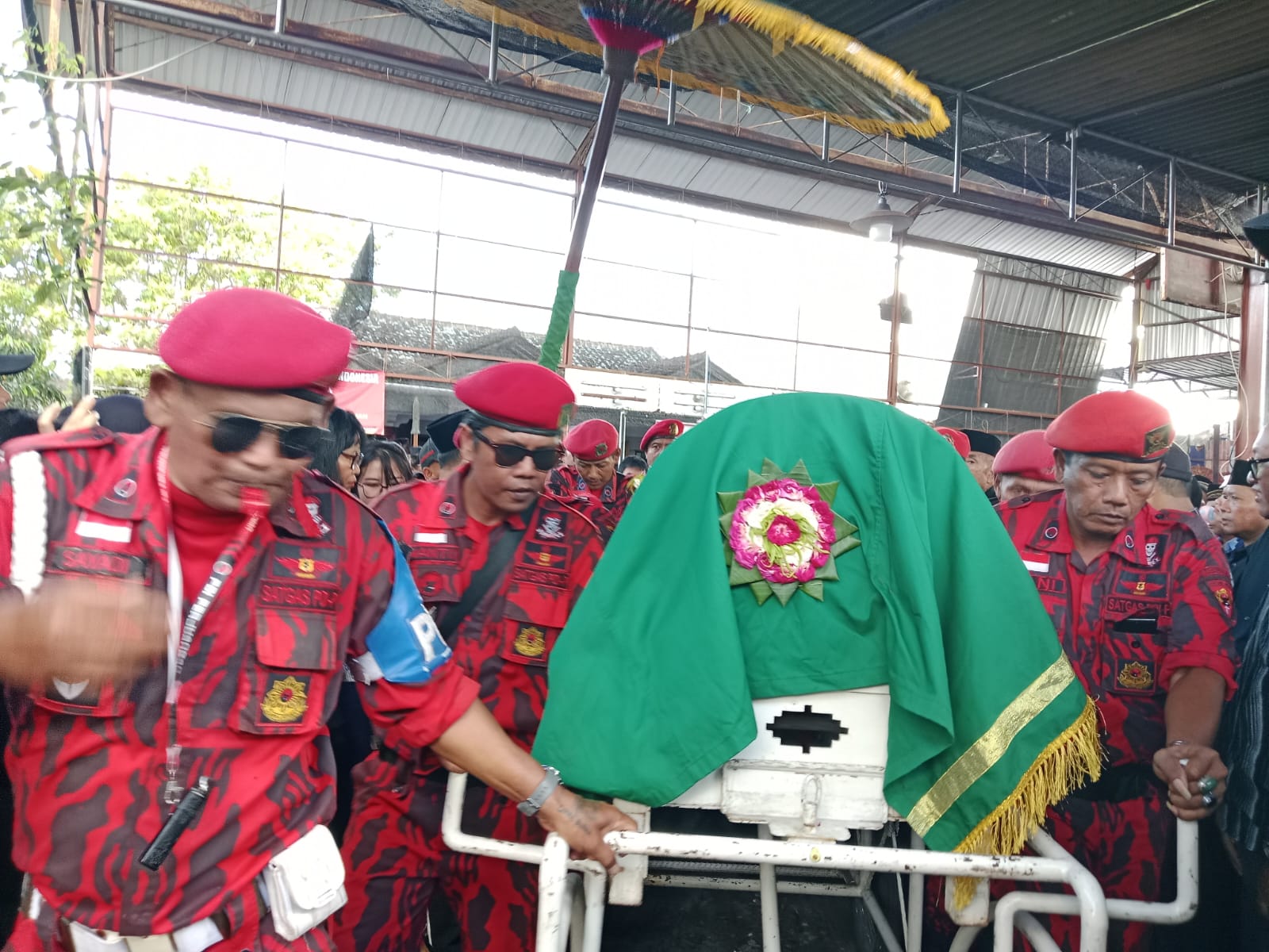 Proses pemakaman Koeswanto