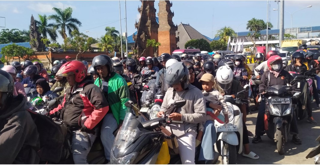 PADAT: Antrean kendaraan roda dua yang hendak menyeberang dari Pelabuhan Gilimanuk. (M. Basir/Radar Bali)