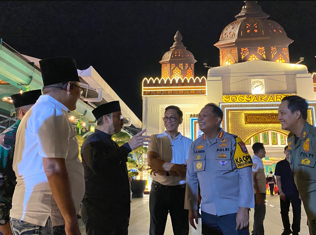 Wali Kota Jogja Hasto Wardoyo didampingi Wakil Wali Kota Jogja Wawan Harmawan meninjau pos PAM Lebaran 
