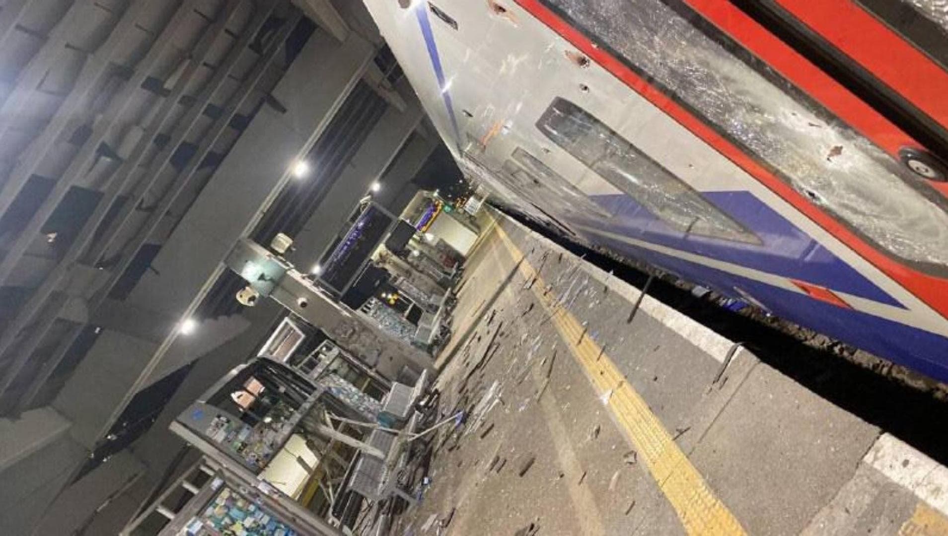 Stasiun kereta api tersibuk di Israel, Savidor Central Railway Station di Tel Aviv, mengalami kerusakan parah akibat serpihan rudal balistik Iran yang meluncur dalam serangan balasan besar-besaran. 