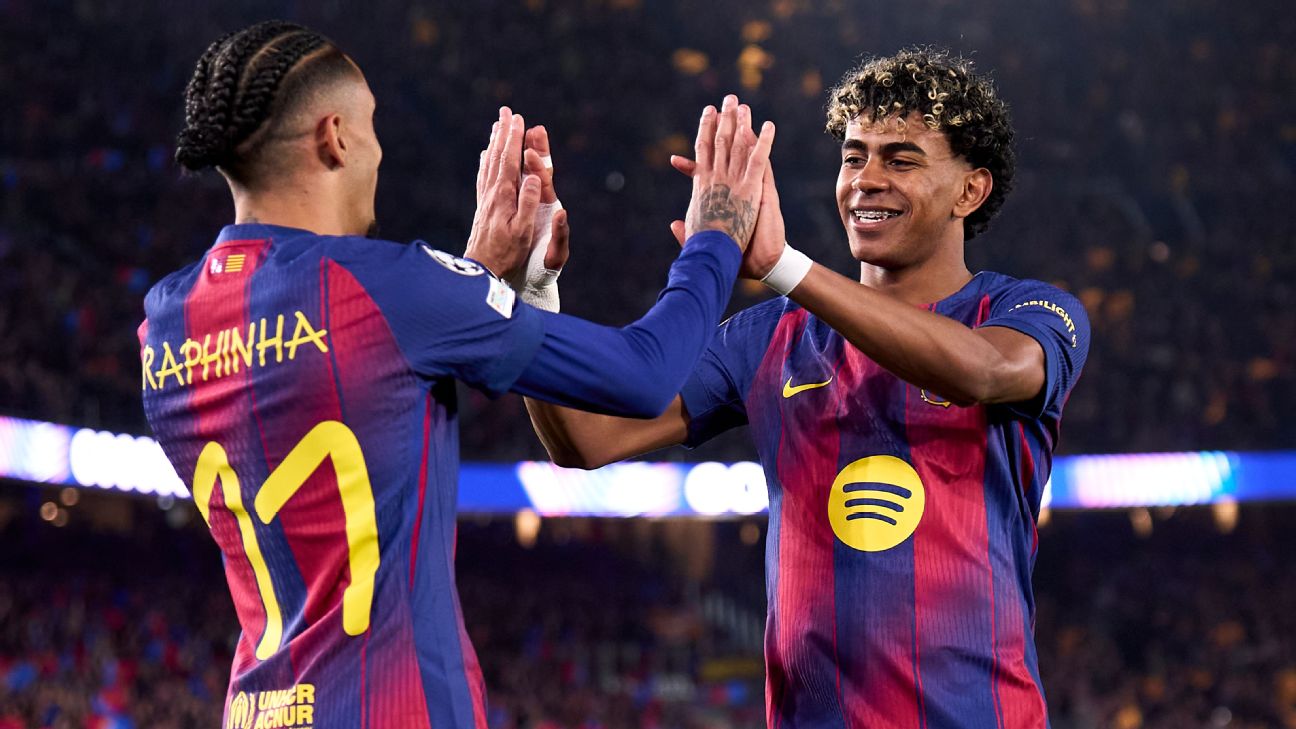 Raphinha dan Lamine Yamal rayakan gol ke gawang Newcastle United dalam kemenangan telak Barcelona di Camp Nou