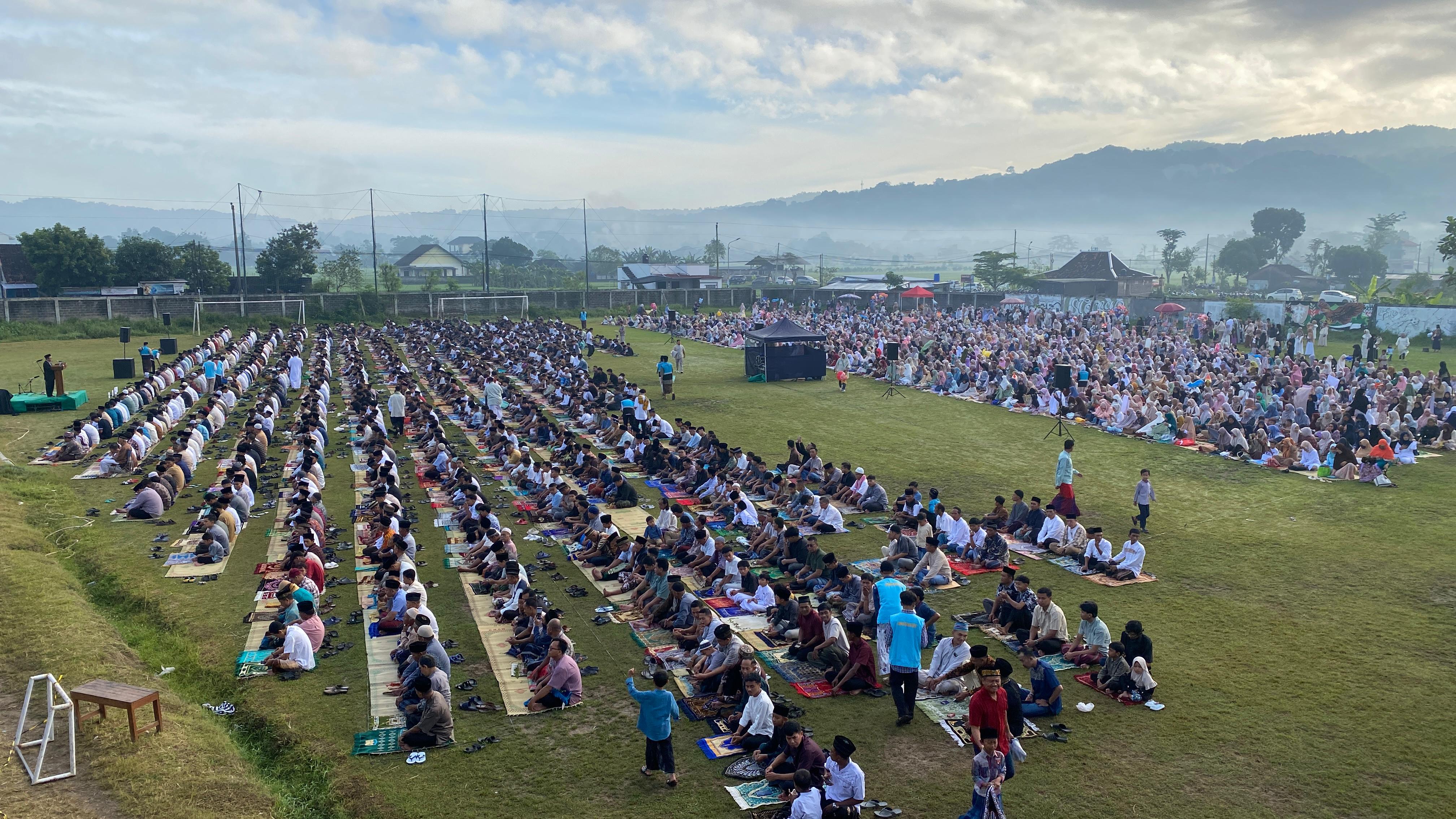 FOTO: Prosesi salat Idul Fitri di Lapangan Krida Bantolo, Madurejo, Prambanan, Sleman, Jumat (20/3/2026). 