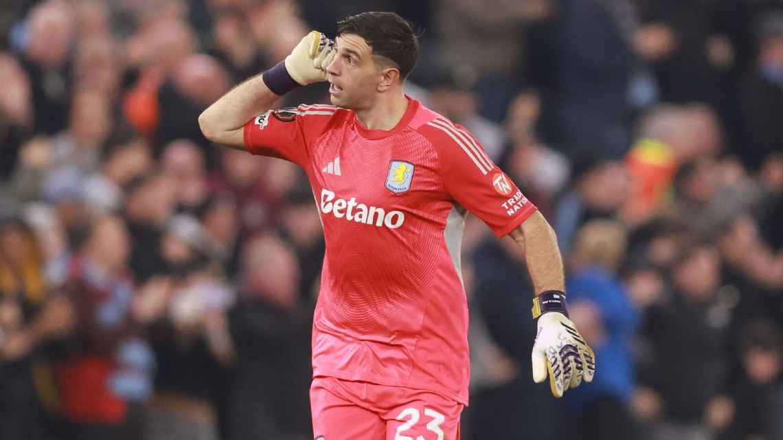 Gestur Emiliano Martinez kepada suporter Lille dalam kemenangan Aston Villa di Villa Park untuk memastikan tiket perempat final Europa League