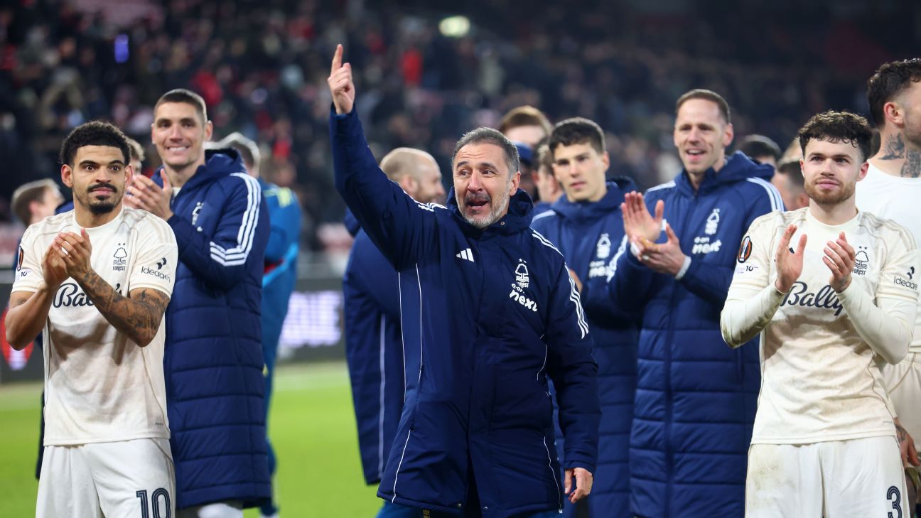Para pemain, pelatih dan staff Nottingham Forest rayakan kemenangan atas FC Midtjylland di Europa League