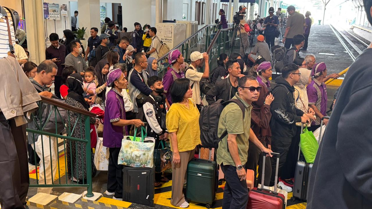 PADAT: Penumpang dengan membawa barang bawaan masih memadati stasiun.