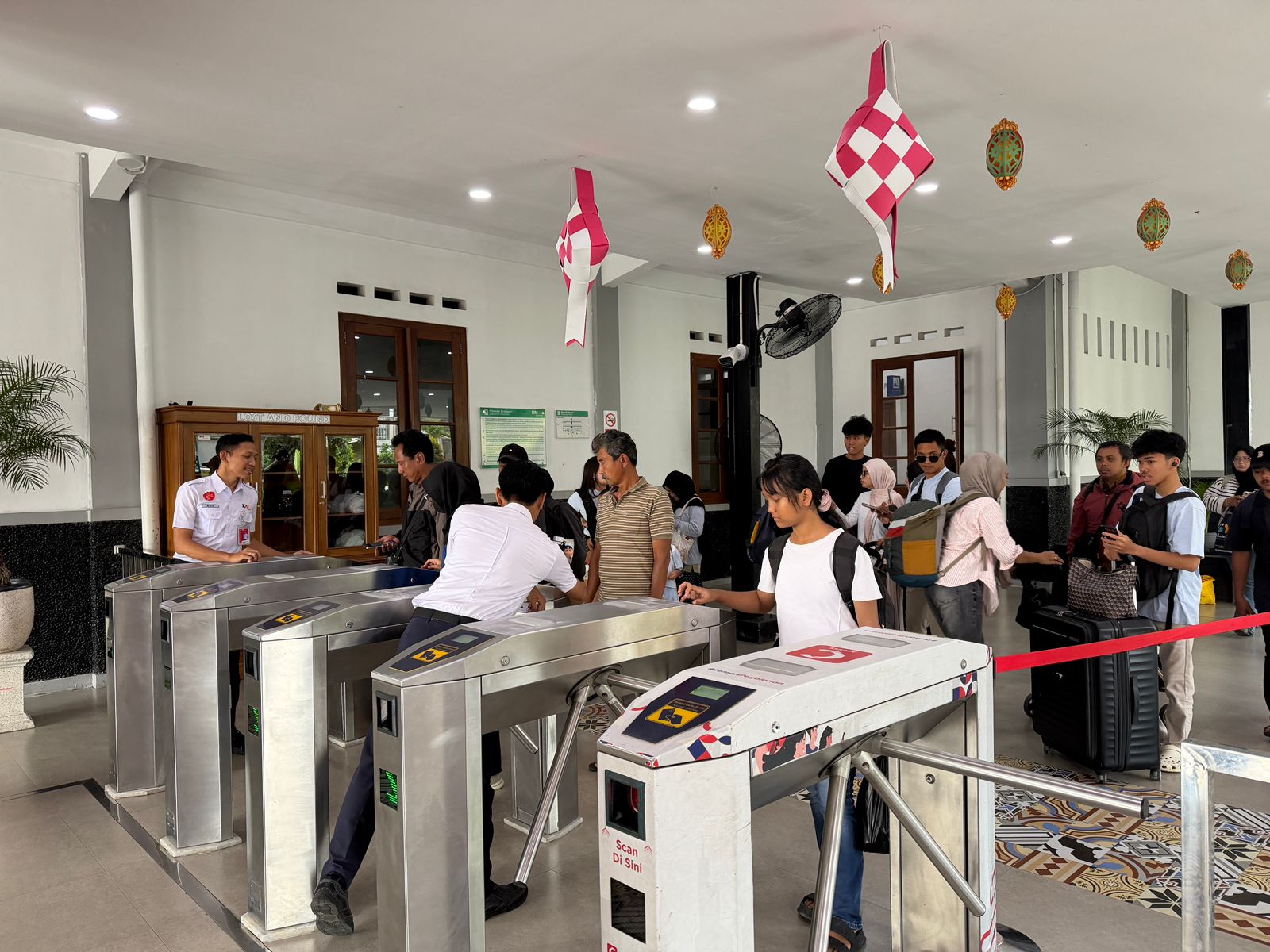 Para penumpang KAI Commuter Yogyakarta Solo di Stasiun Tugu Jogja pada Lebaran 2026, Sabtu (21 /3/2026) 