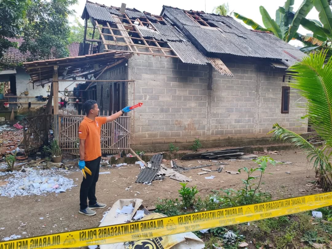 HANCUR : Petugas melakukan olah Tempat Kejadian Perkara (TKP) di lokasi ledakan mercon yang menghancurkan rumah warga Desa Tasikmadu, Kecamatan Purworejo. 