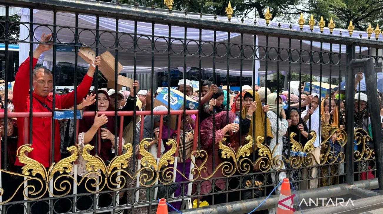 Sejumlah warga mengantre untuk mengikuti open house Istana Kepresidenan, Jakarta, Sabtu (21/3/2026). (ANTARA/Maria Cicilia Galuh
