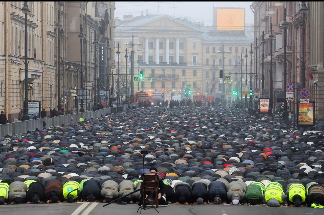 Ribuan jamaah memadati masjid-masjid besar, termasuk Masjid Katedral Moskow dan Masjid Katedral St. Petersburg, bahkan meluber hingga area terbuka di sekitar tempat ibadah.