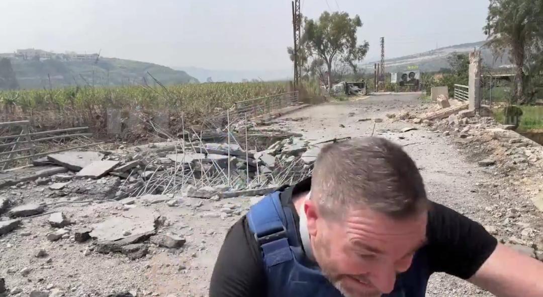 Seorang jurnalis asal Inggris yang bekerja untuk Russia Today (RT), Steve Sweeney, bersama kameramannya Ali Rida, mengalami luka akibat serangan udara Israel di wilayah selatan Lebanon.