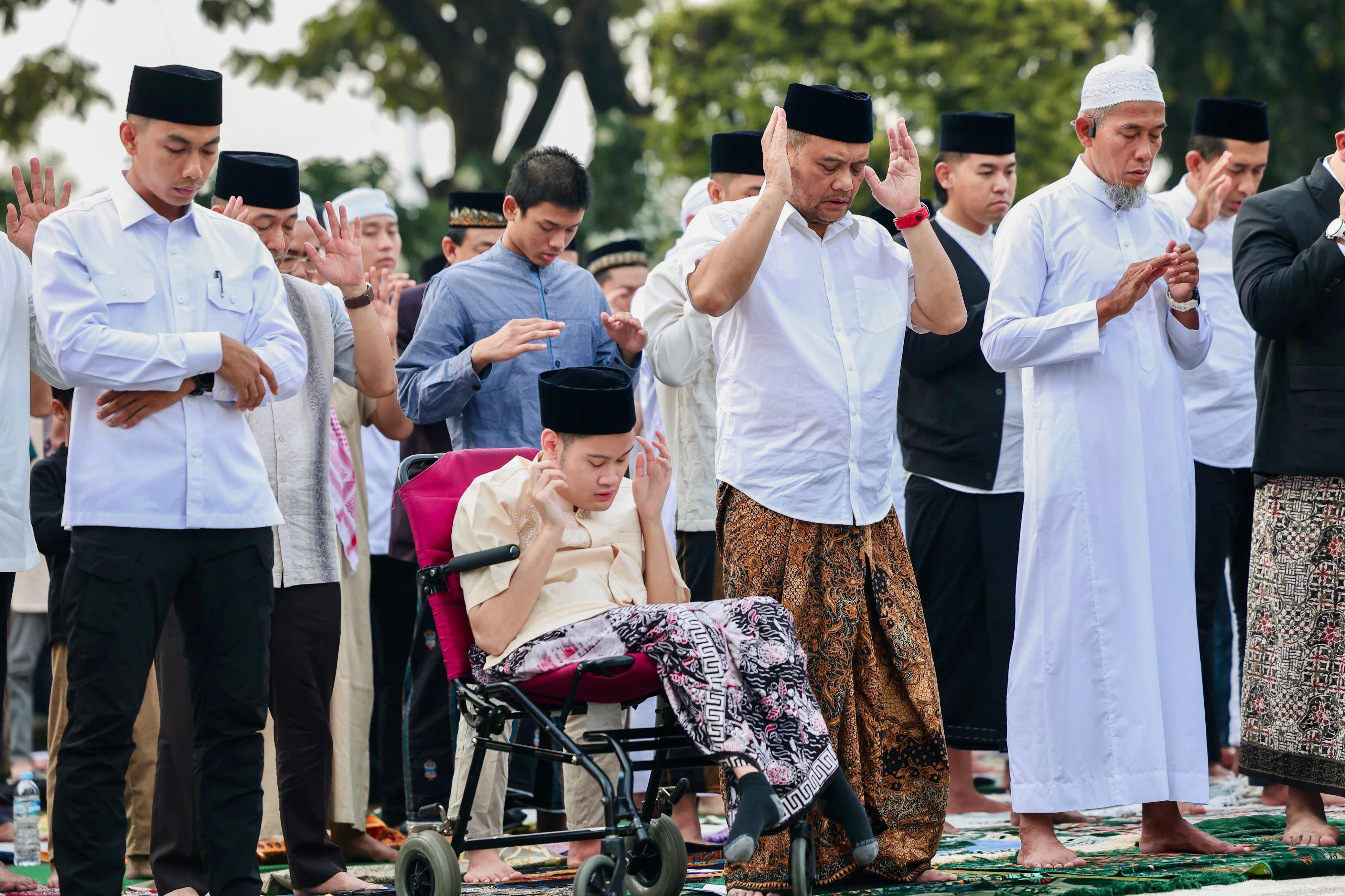 Gubernur Jawa Tengah Ahmad Luthfi saat menajalankan ibadah Shalat Id